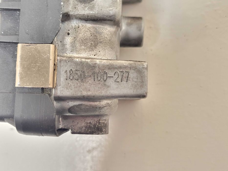 O atuador eletrônico de turbocompressor Garrett Mercedes 280 320 CDI