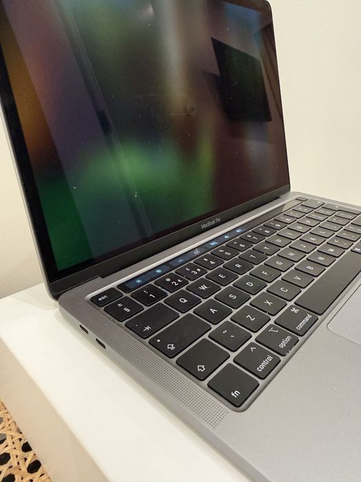 MacBook Pro intercore i5 z touchbar