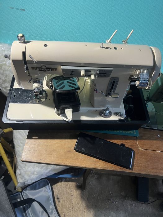 Maquina de custura a funcionar muito bem