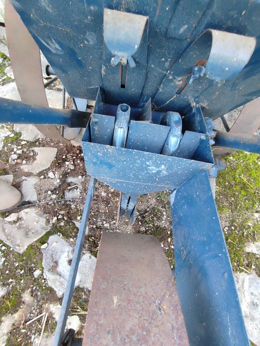 Semeadora Manual de Empurrar - Ferramenta Agrícola Antiga - Sem Uso