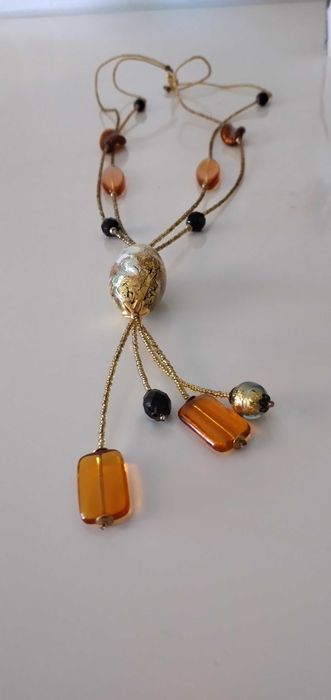 Colar murano autêntico com pingentes em laminas ouro,  prata e ambar.