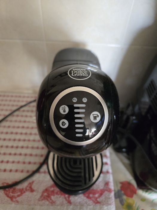 Maquina de café Dolce Gusto + suporte com gaveta  para capsulas