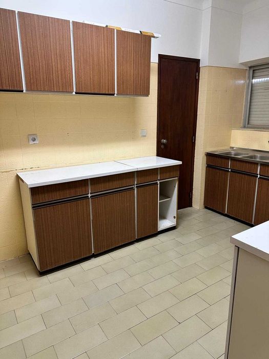 Apartamento T4, no centro de Seia