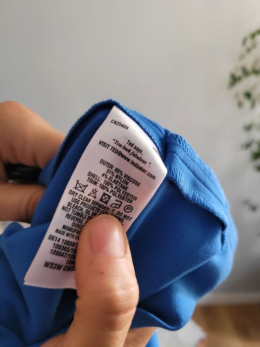 Elegancka kobaltowa sukienka Ted Baker M z pelerynką koktajlowa