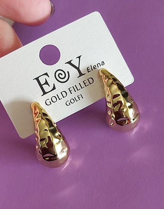 Brincos "gota" dourados e prateados. De pico.