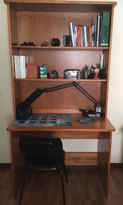 Secretária com estante