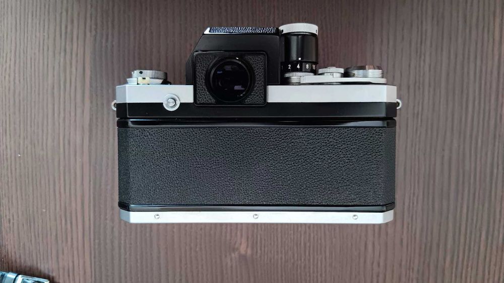 Nikon F analógica com 2 lentes