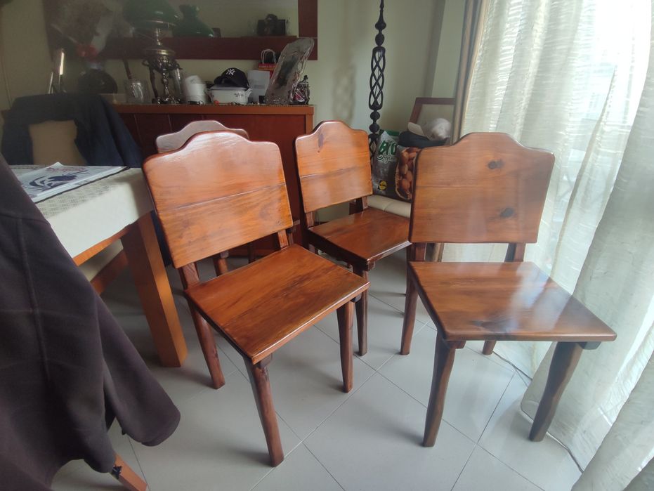 Conjunto de 4 Cadeiras Antigas e Rústicas, estilo Medieval em madeira maciça de Pinho