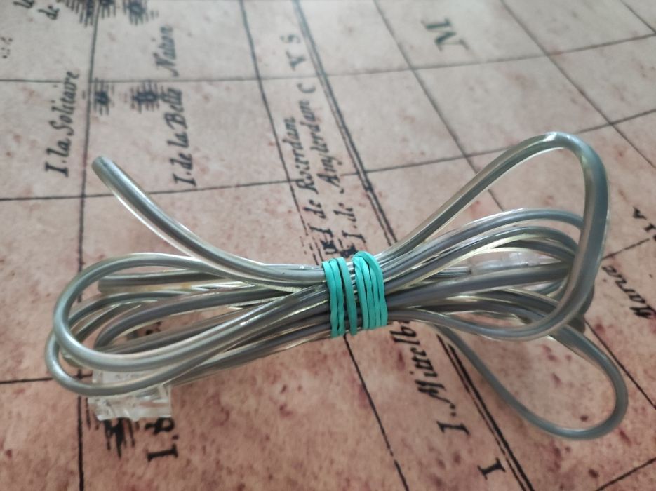 Телефонные провода 2по 2м  и телефонный разветвитель.