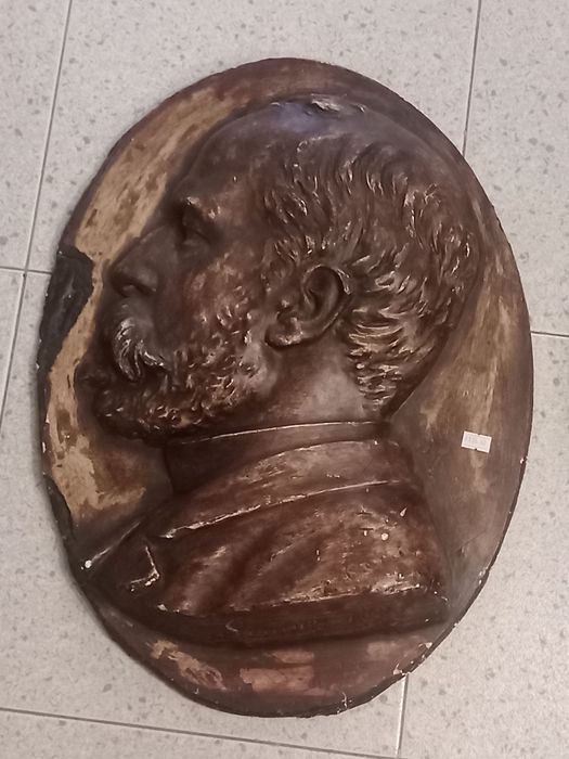 Busto de parede assinado - material gesso