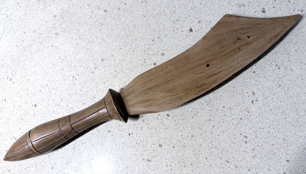 Antigo abre cartas / faca em madeira trabalhada à mão