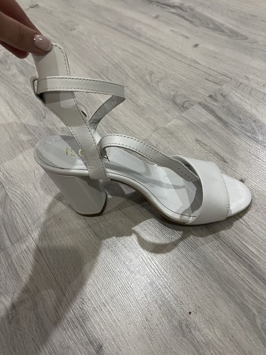 Ніжні,елегантні,босоніжки з натуральної шкіри,з перерлетами, на  нозі