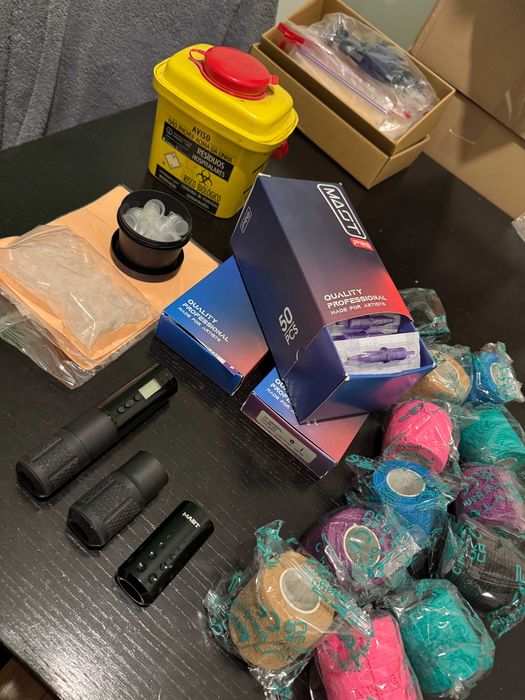 Materiais de tatuagem (Agulhas de Tatuagem + Consumíveis)