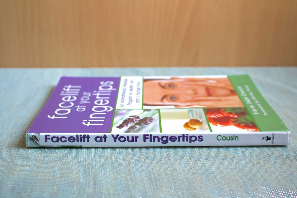 Livro de massagens estéticas faciais escrito por acupunctor, em Inglês