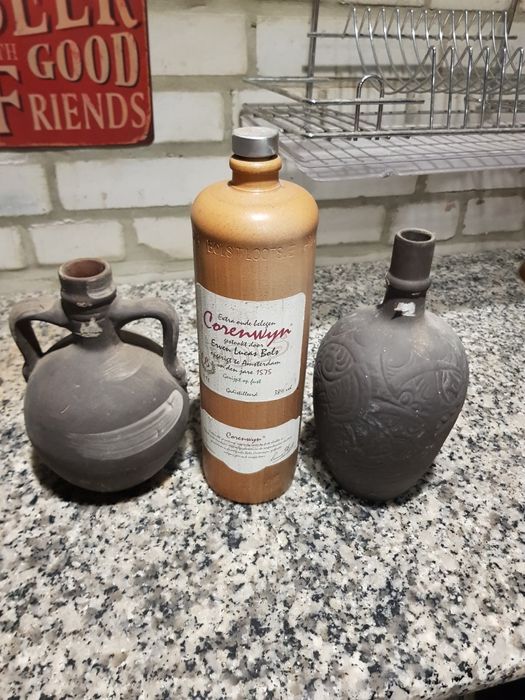 Пустые  бутылки из под спиртного.