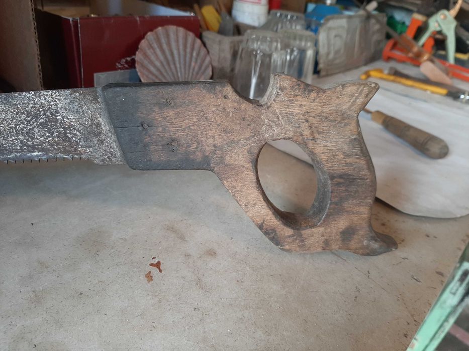 Serrote antigo com cabo trabalhado,em madeira.