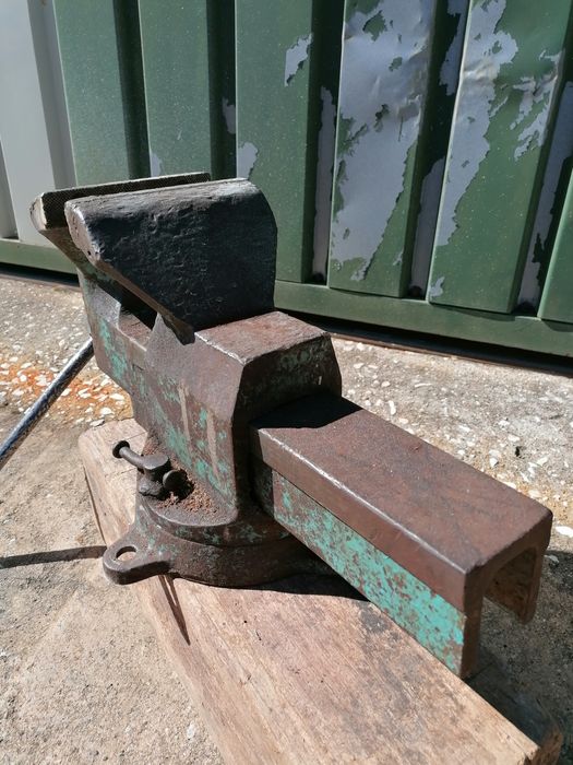 Torno de bancada n. 8  a funcionar muito bem