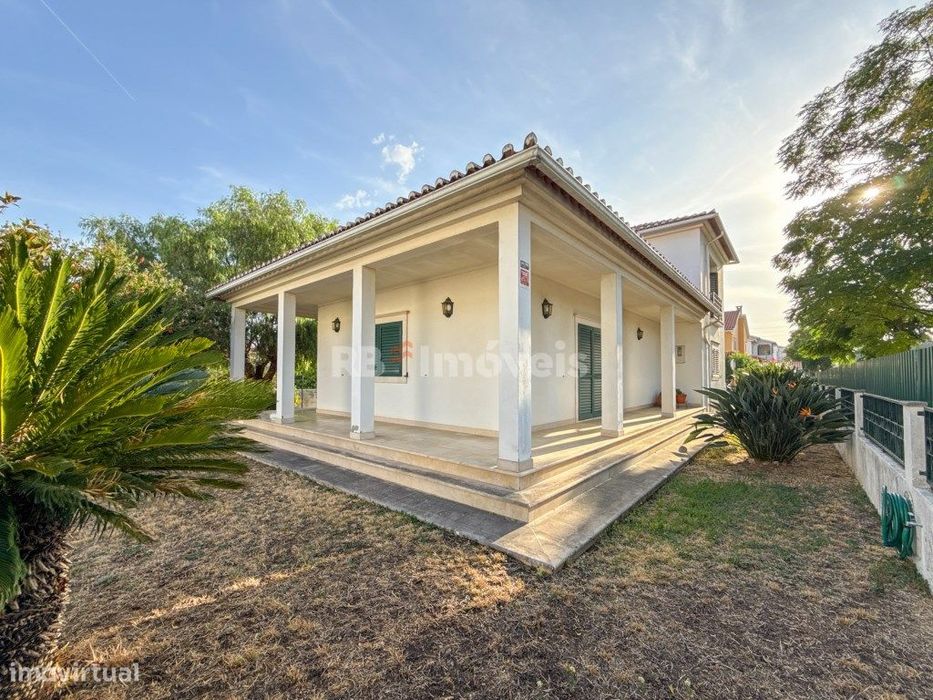 Moradia T4 c/ Tertúlia, Garagem e Jardim, no Entroncamento