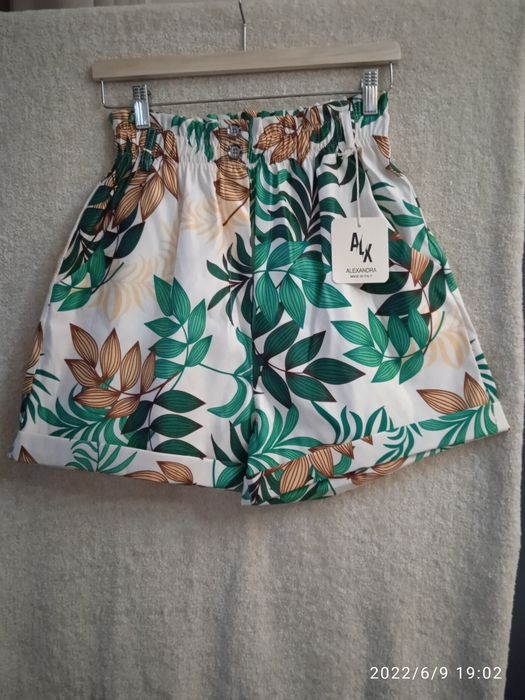 Calções floridos, em tons de verde