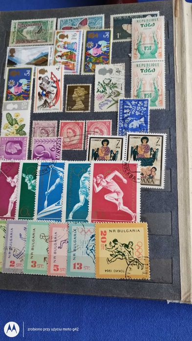 Klaser ze znaczkami z różnych krajów.