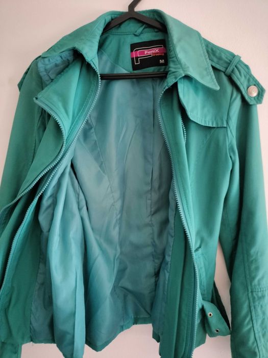 Casaco curto em tecido impermeável