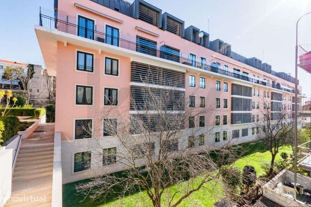 T2+1 para remodelar na prestigiada Rua de São Bento, Lisboa