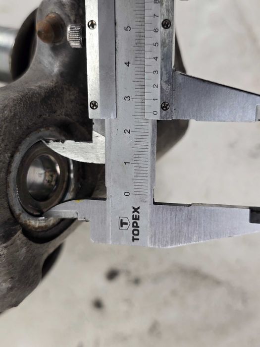 AUDI A4 B8 A5 8T PRZED LIFT 07-11 Zwrotnica lewa przód przednia 8K0407257G