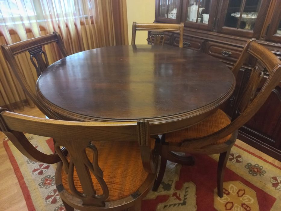 Mesa+ 4 cadeiras + aparador com cristaleira