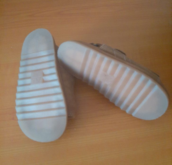 Sandálias de criança em pele (Zara)