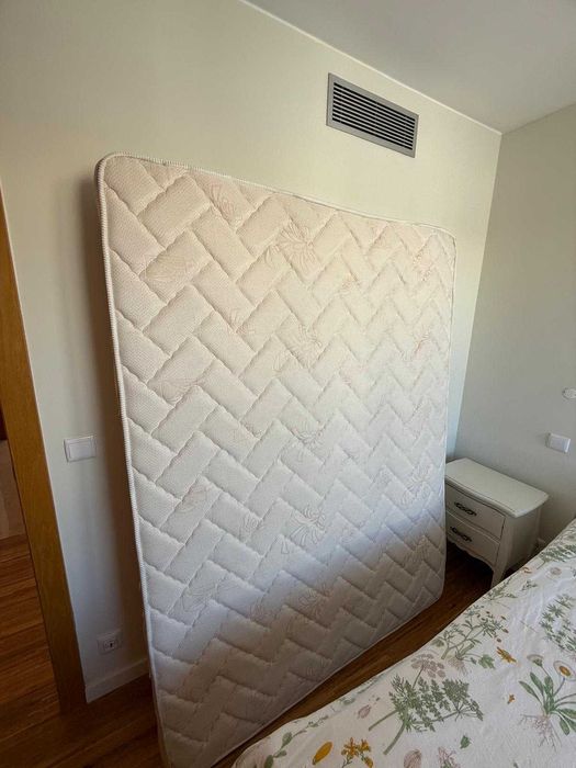 Colchão semi novo para retirar em Parque das Nações