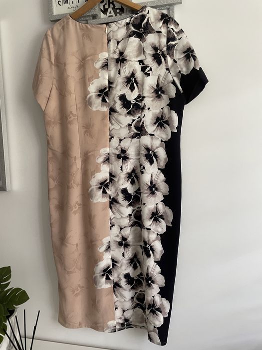 Sukienka w kwiaty elegancka 46 48
