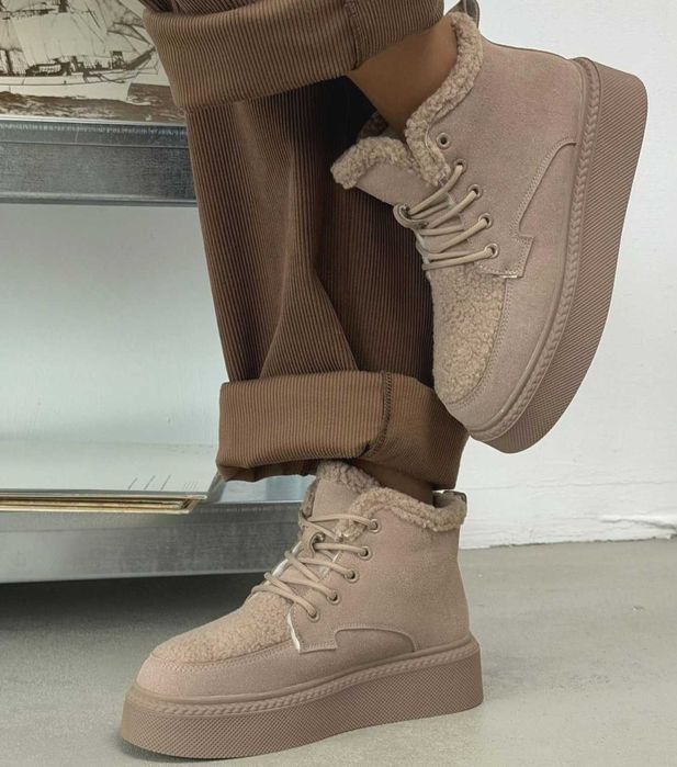 Женские зимние замшевые ботинки кроссовки на меху бежевые