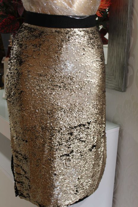 Saia Dourada e Preta com Lantejoulas (sem uso)