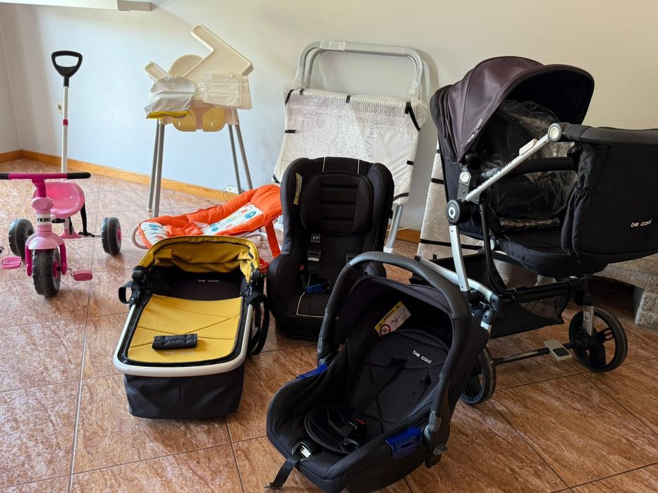 Conjunto Carrinho Bebé + Kit Muda Faldas e Banheira + Berço Portátil