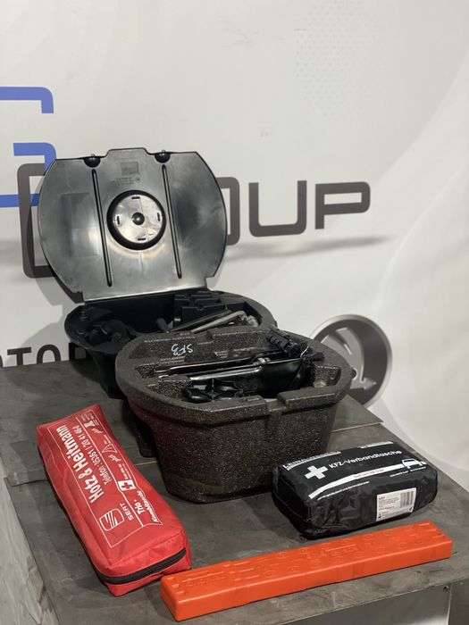 Органайзер під запаску шкода фабія гольф плюс домкрат набір інструмент