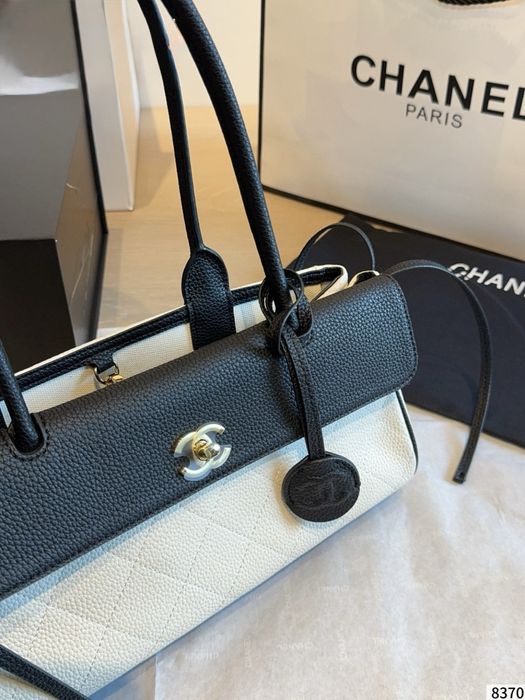 Сумка Chanel Urban Essential East West Small AS6288 31 см чорно-біла  В НАЯВНОСТІ