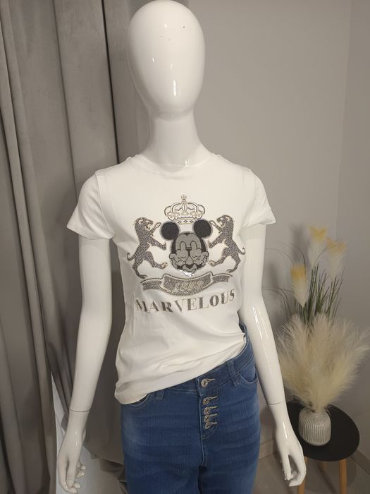 Biały t-shirt z krótkim rękawem aplikacja z błyszczących cekinów