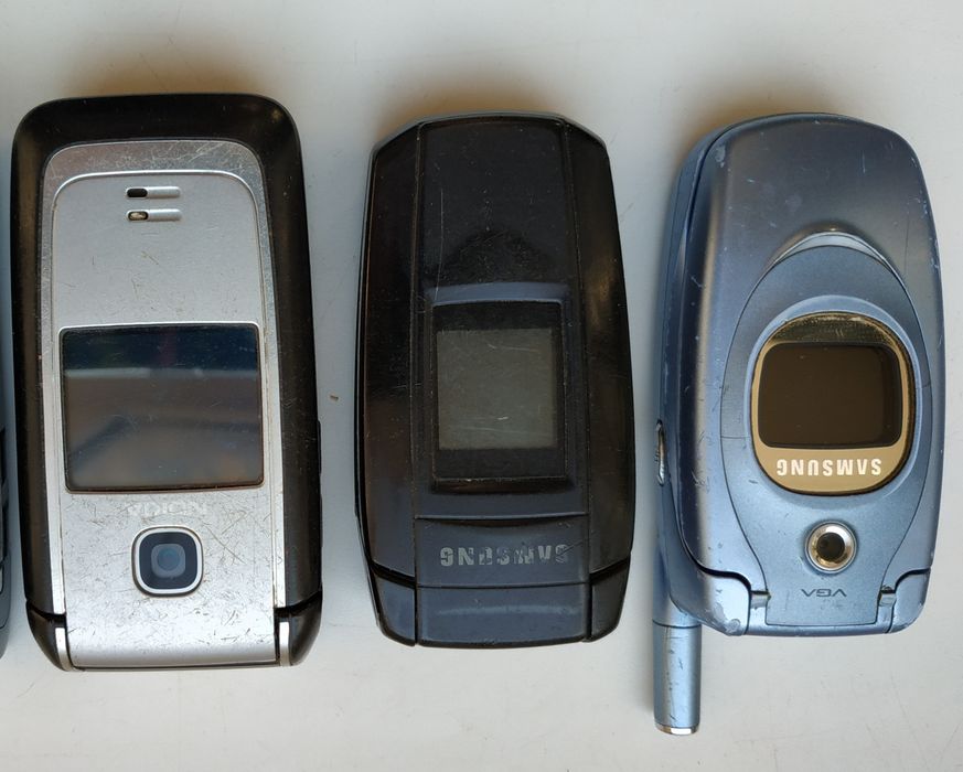 Кнопочный телефон на 3 SIM