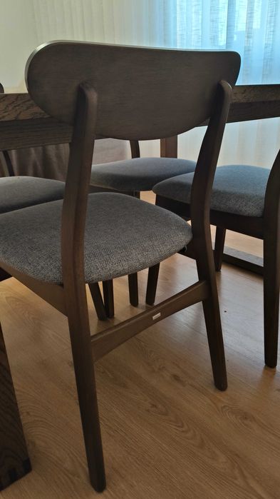 Mesa e cadeiras de sala
