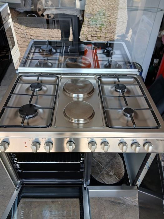 Vendo fogão semi-industrial com 4 bocas a gás, 2 elétricas e forno eléctrico.