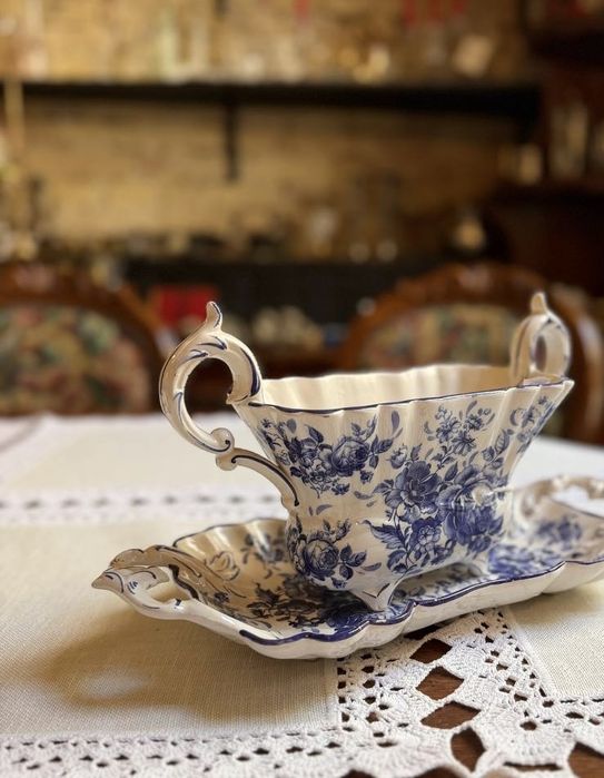 Порцелянова соусниця з підставкою
