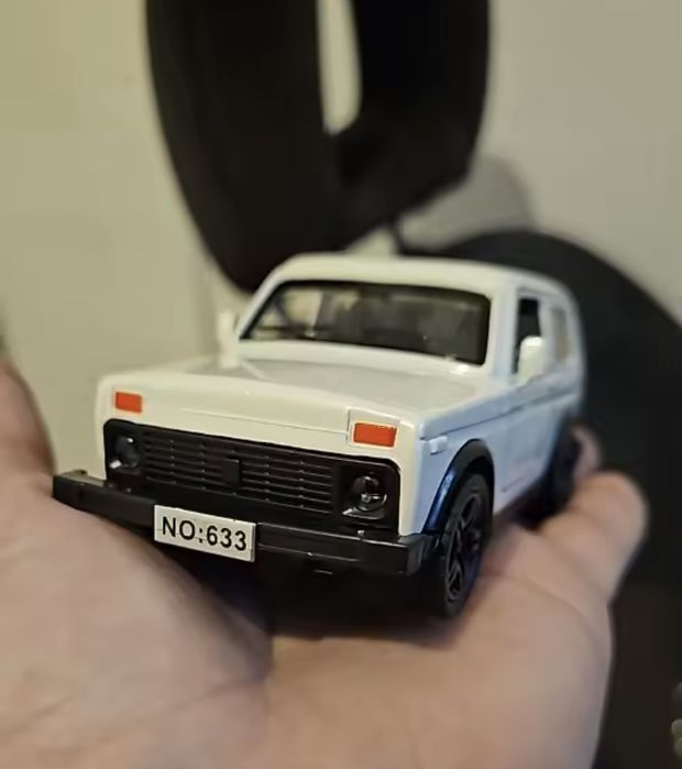 Машинка BMW ,уаз ваз нова у коробці