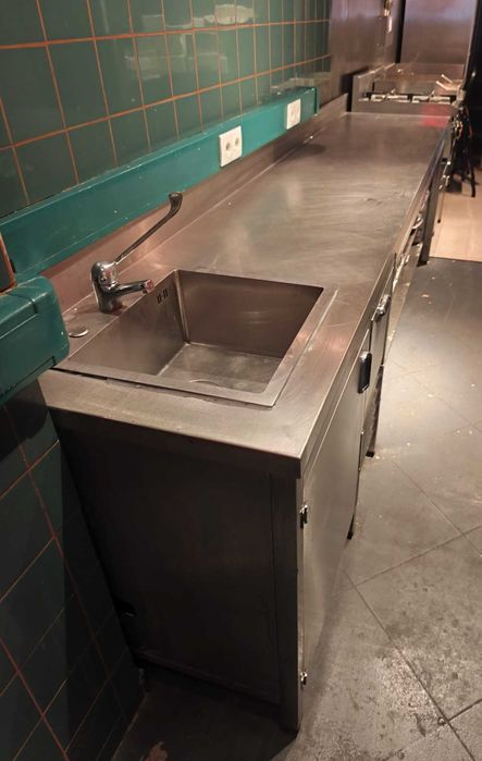Bancada em Inox Industrial com Lava-loiça Integrado – Excelente Estado