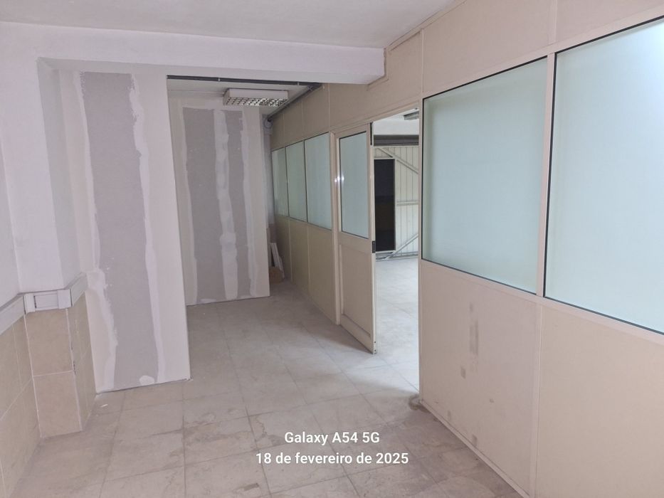 Arrendamento Garagem ou Armazém - Luz incluída - 50 m2