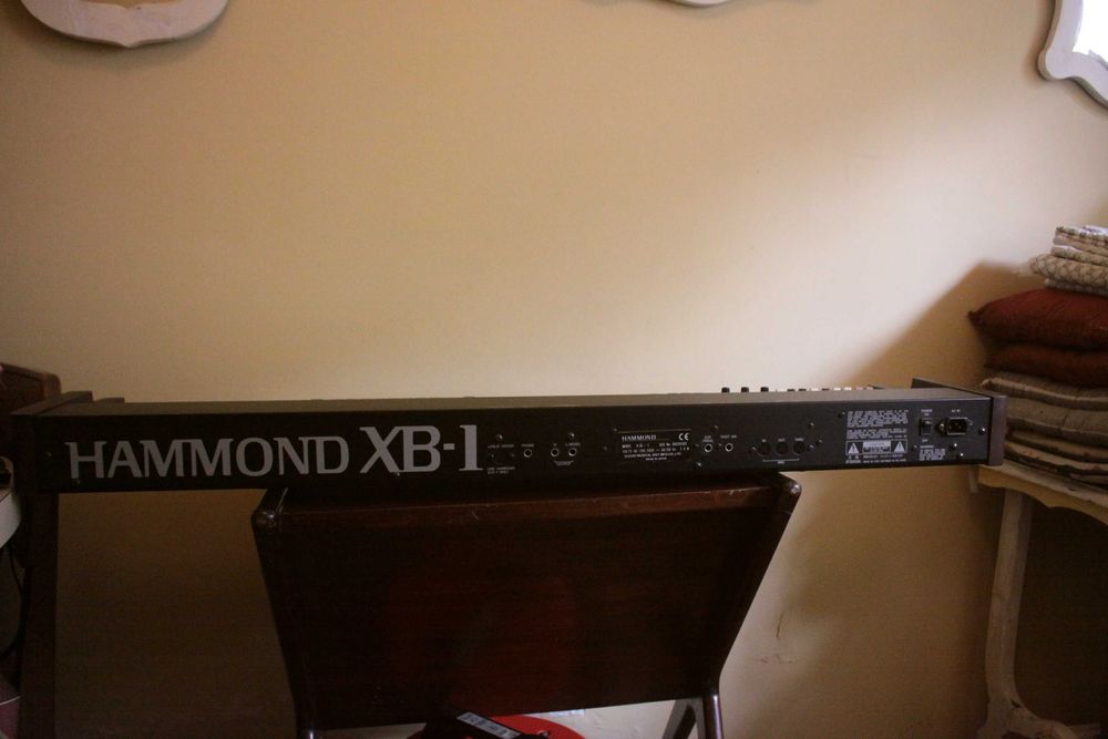 Orgao Hammond XB 1 com pedal de volume