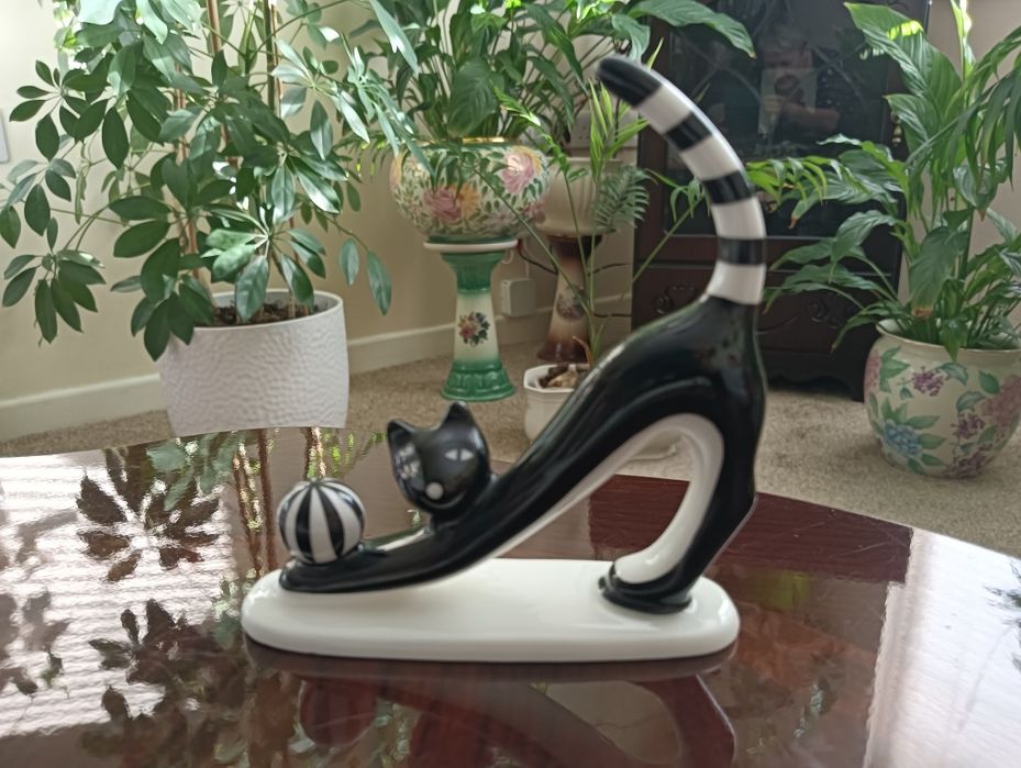 Kotek z piłką figurka porcelanowa AS Ćmielów