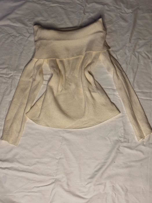 Светр з відкритими плечима