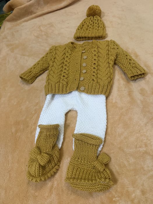 Ідеальний вʼязаний комплект гірчичного кольору ручної роб для немовлят