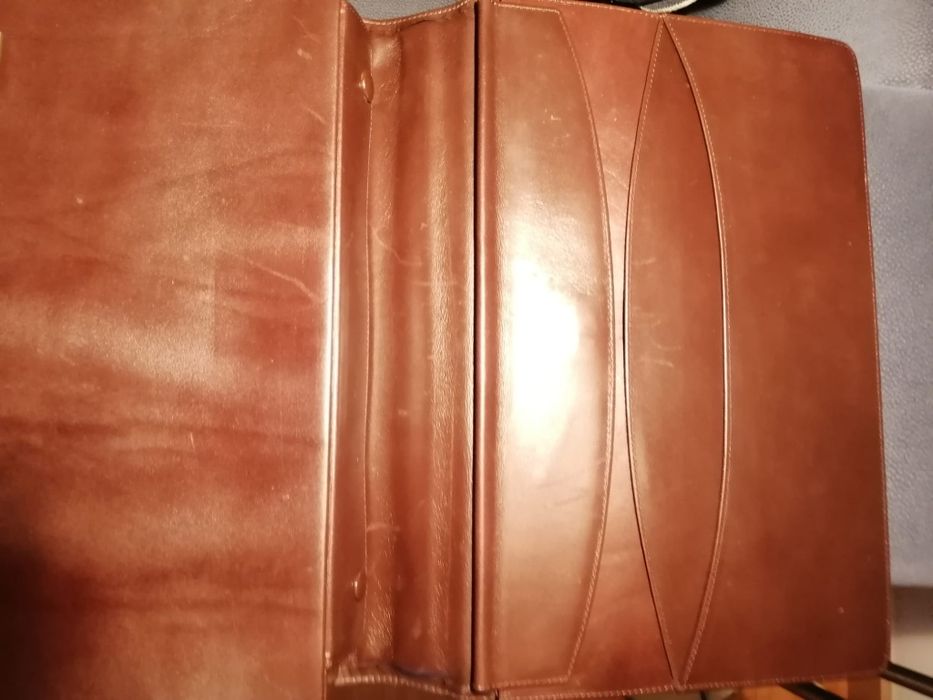 Pasta em cabedal castanho