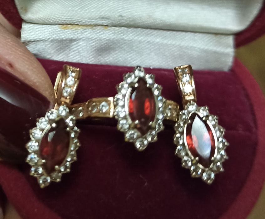 Продам  золотой комплект : серьги и кольцо с  гранатом